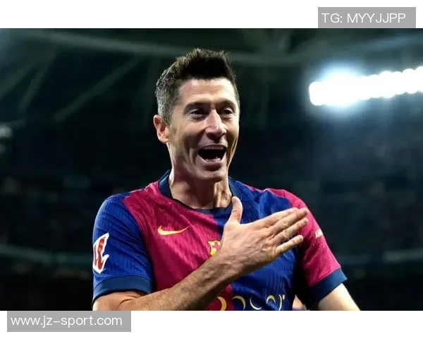 马卡报报道莱万上半场不适巴萨对其坚持比赛表示不满